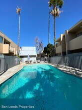 20951 Roscoe Blvd in Los Angeles, CA - Foto de edificio - Building Photo