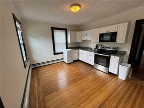 29 Powel Ave in Newport, RI - Foto de edificio - Building Photo