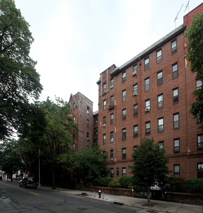 80-40 Lefferts Blvd in Kew Gardens, NY - Foto de edificio - Building Photo