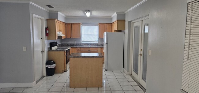 2104 N Seminole St in Kissimmee, FL - Building Photo - Building Photo