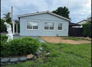 2400 SW 62nd Ave in Miami, FL - Building Photo - Building Photo