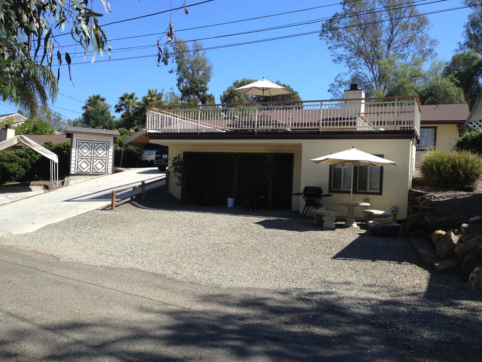 348 Las Flores Dr in San Marcos, CA - Building Photo