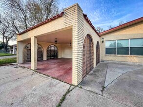 2504 Clark Blvd in Laredo, TX - Building Photo - Building Photo