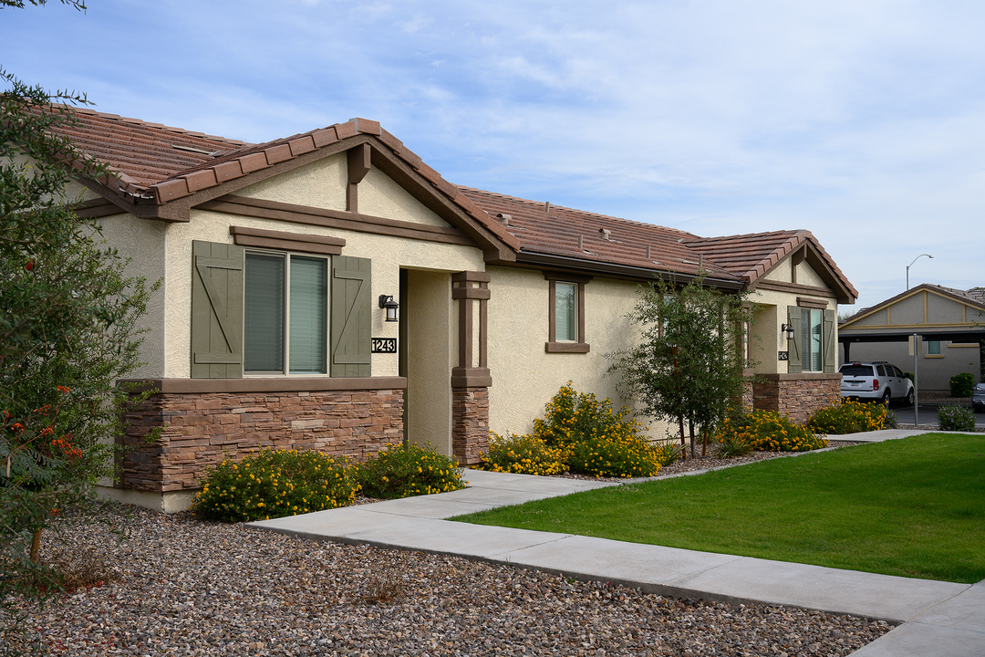 Village at Pioneer Park in Peoria, AZ - Building Photo