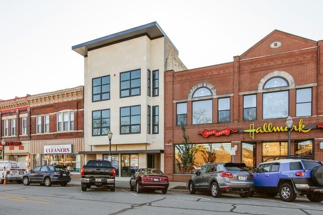 8 W Burlington Ave in La Grange, IL - Building Photo
