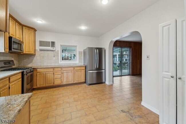 310 Paterson Plank Rd in Jersey City, NJ - Building Photo - Building Photo