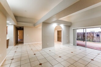 19408 NW 83rd Ave in Hialeah, FL - Foto de edificio - Building Photo