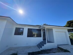 1180 Opa-Locka Blvd in Miami, FL - Foto de edificio - Building Photo