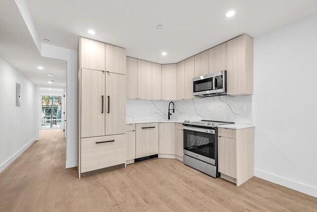 18 E 13th St in New York, NY - Building Photo - Building Photo