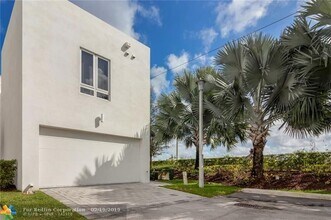 6302 NW 104th Path in Medley, FL - Building Photo - Building Photo