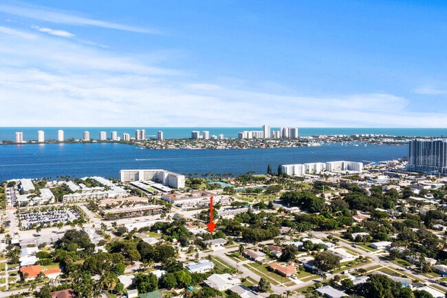 137 Hawthorne Dr in Lake Park, FL - Building Photo - Building Photo