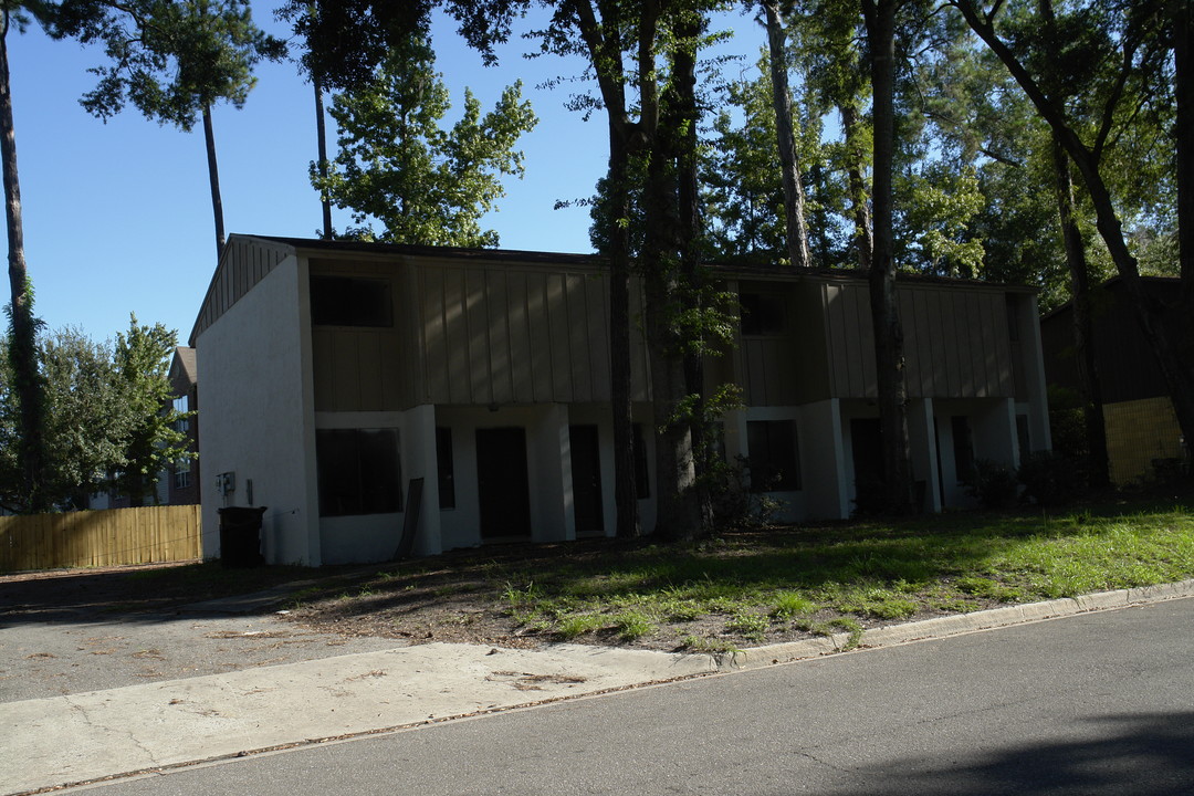 620 SW 10th Ln in Gainesville, FL - Building Photo