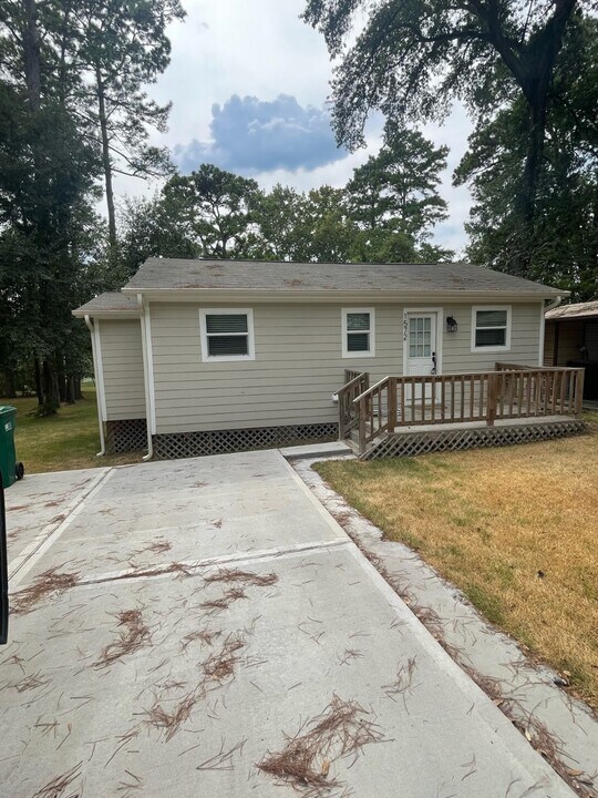 1572 E Pine Lake Cir in Montgomery, TX - Building Photo