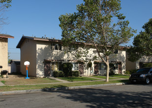 2726 S Baker St in Santa Ana, CA - Building Photo - Building Photo