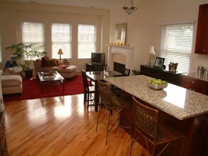 1528 W Greenleaf Ave in Chicago, IL - Building Photo - Building Photo