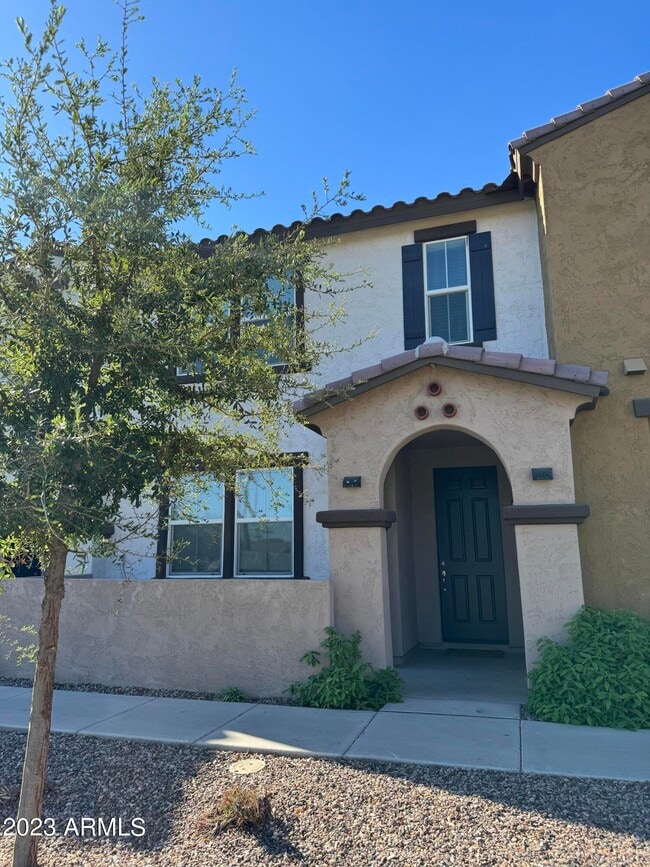 property at 576 W Westchester Ave