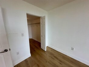 3000 Coral Way, Unit 617 in Coral Gables, FL - Foto de edificio - Building Photo