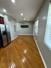 1906 W Estes Ave, Unit 2 in Chicago, IL - Foto de edificio - Building Photo