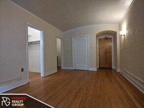 556 W Arlington Pl, Unit 307 in Chicago, IL - Building Photo - Building Photo