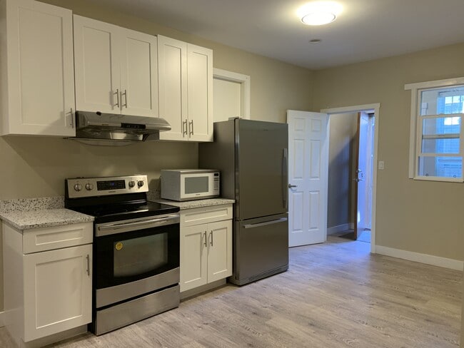 6841 Burns St in Burnaby, BC - Building Photo - Building Photo