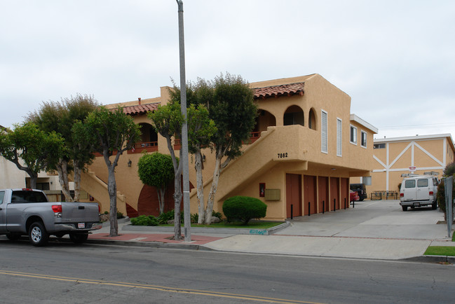 7862 Stark St in Huntington Beach, CA - Foto de edificio - Building Photo