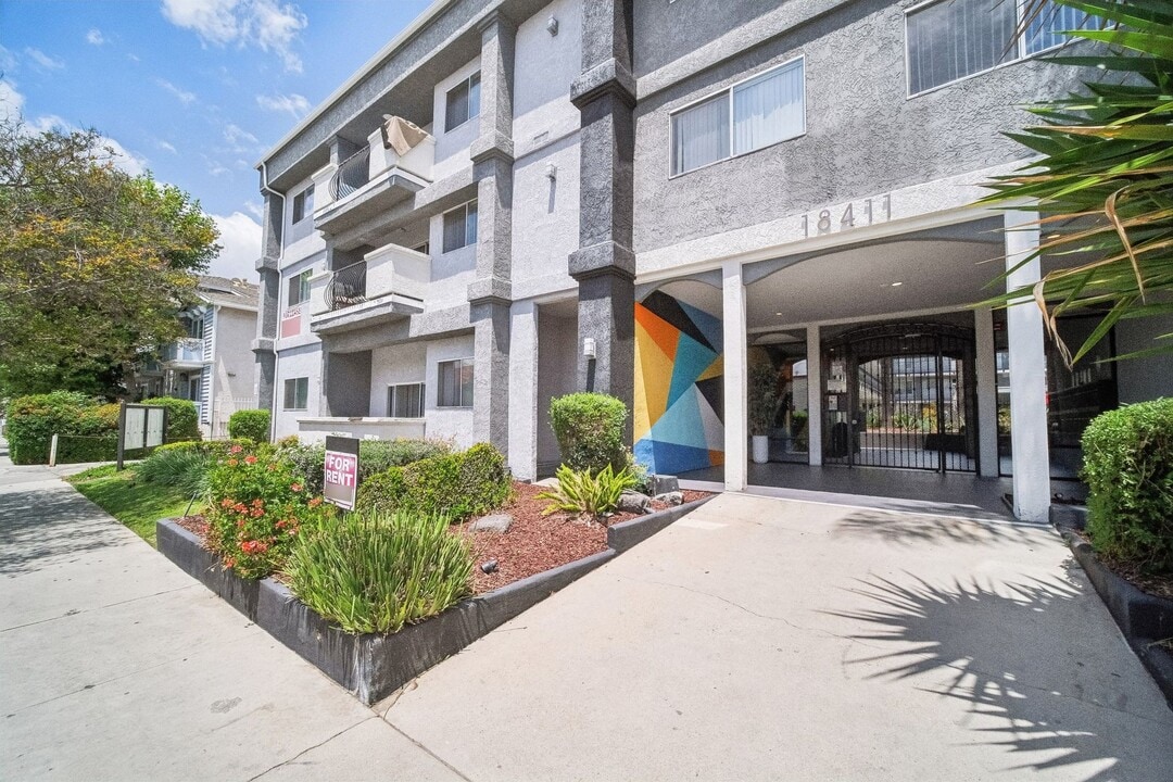 18411 Vincennes Street in Northridge, CA - Building Photo