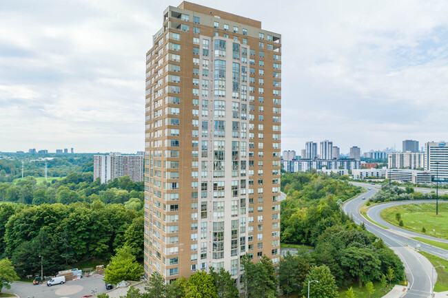 215 Wynford Dr in Toronto, ON - Building Photo - Building Photo