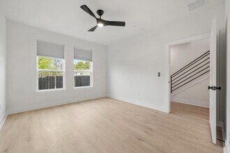 200 W 56th St in Austin, TX - Foto de edificio - Building Photo