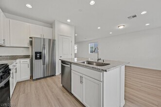 8136 Rockflower St in Las Vegas, NV - Building Photo - Building Photo