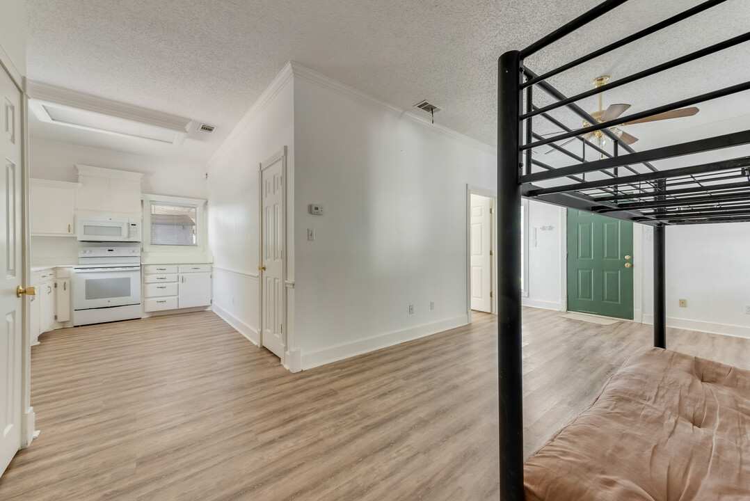 215 Folly Beach Dr in Lake Dallas, TX - Building Photo