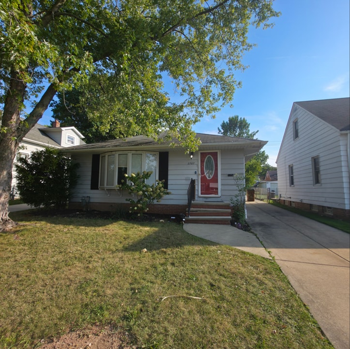 2707 Brookdale Ave in Parma, OH - Building Photo