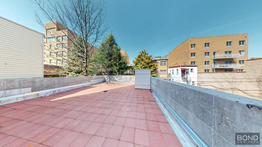 30-38-38 31st St in Queens, NY - Building Photo