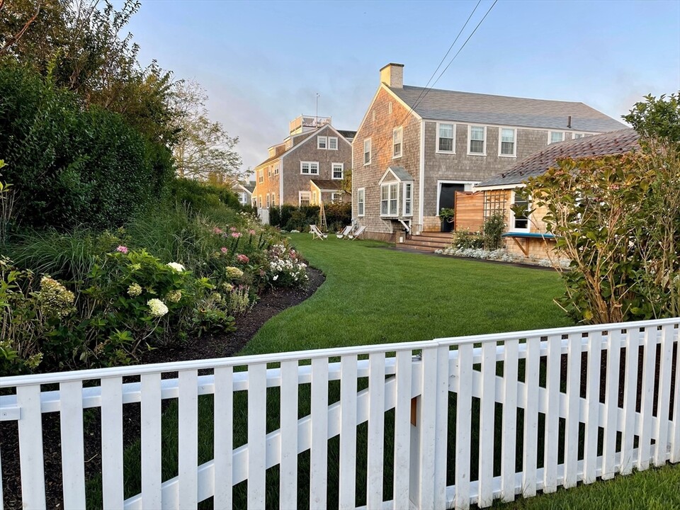 66 Hulbert Ave in Nantucket, MA - Foto de edificio