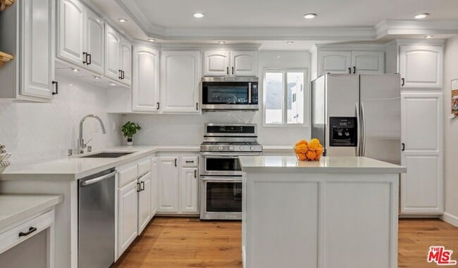 property at 17219 Palisades Cir