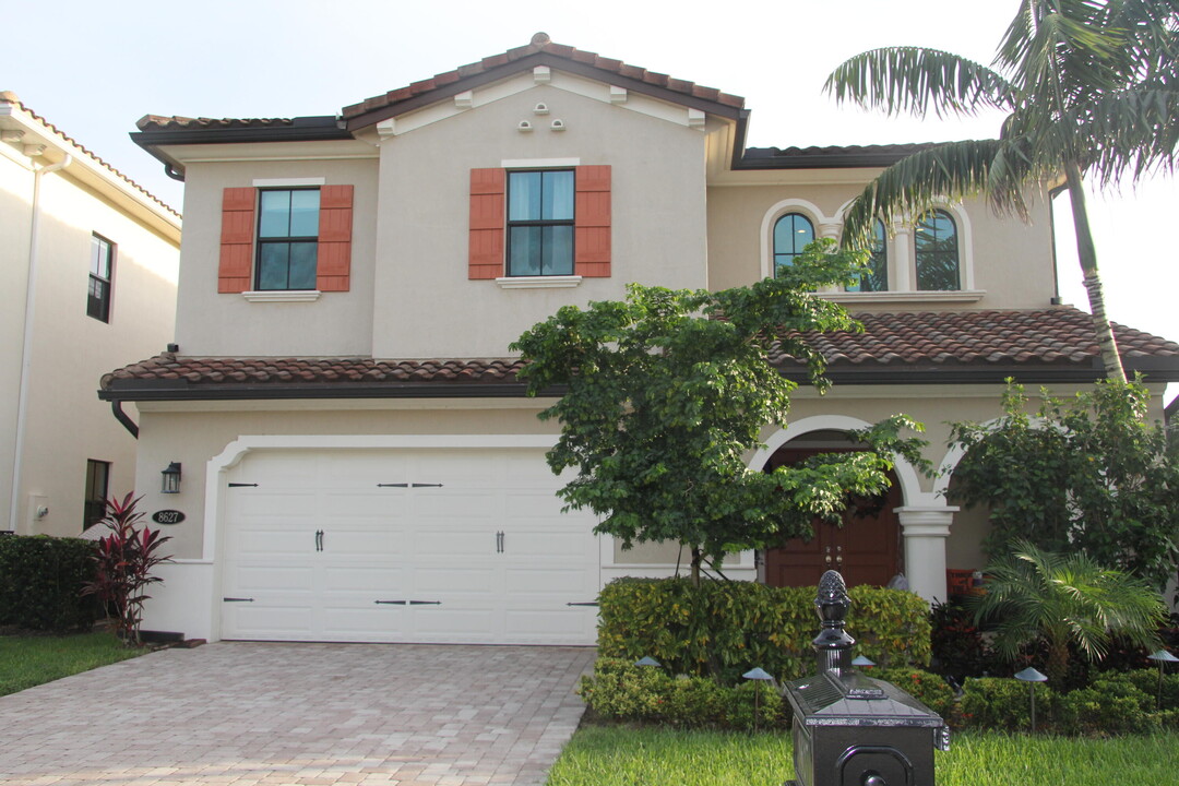 8627 Grand Prix Ln in Boynton Beach, FL - Foto de edificio