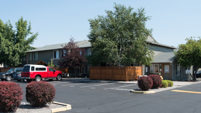 Chaparral Apartments in Redmond, OR - Foto de edificio - Building Photo