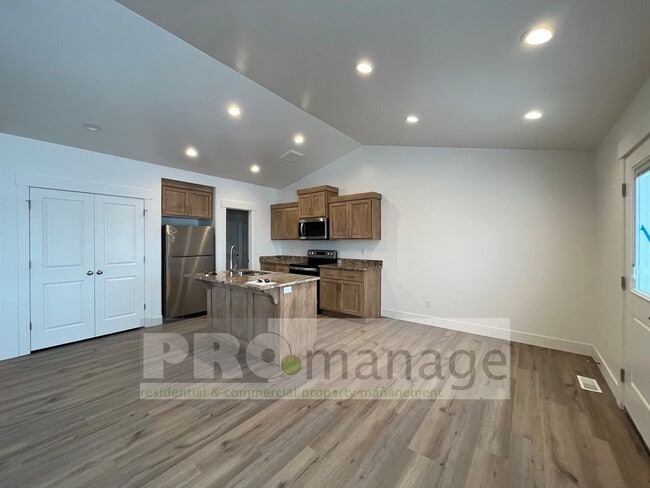 6116 N Red Shirt Rd in Idaho Falls, ID - Building Photo - Building Photo