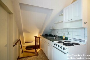 24 Oak Square Ave, Unit 1 in Boston, MA - Building Photo