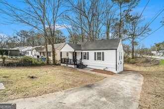 973 Lawton St SW in Atlanta, GA - Building Photo - Building Photo