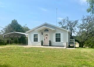 5898 River Oaks Dr in Kingsland, TX - Foto de edificio