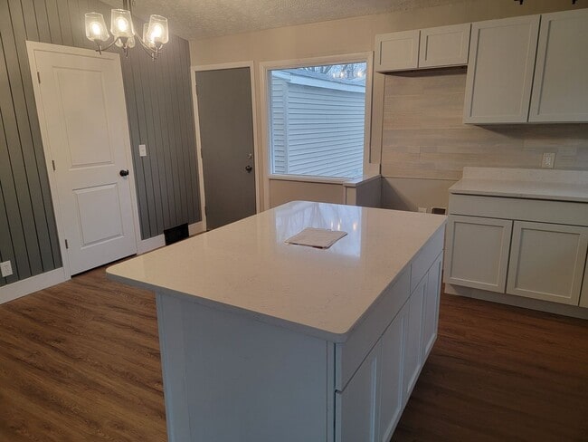 1196 Thorndale Dr in Akron, OH - Building Photo - Building Photo