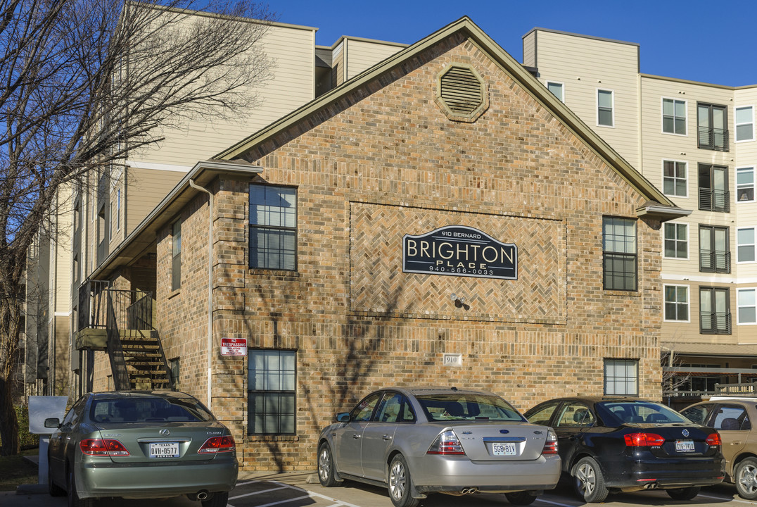 Brighton Place in Denton, TX - Foto de edificio