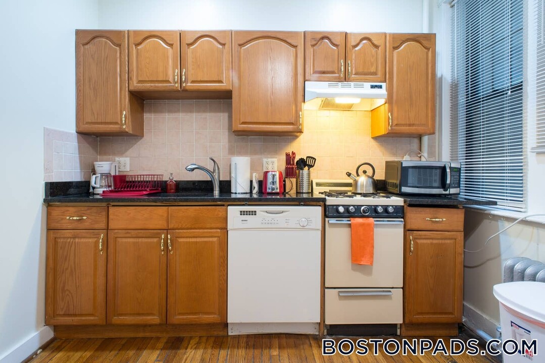 56 Queensberry St in Boston, MA - Building Photo