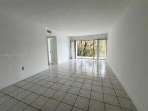 706 NW 87th Ave, Unit 205 in Miami, FL - Building Photo - Building Photo