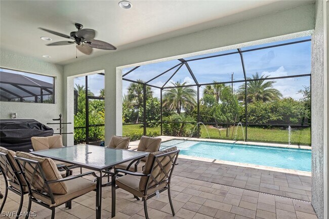 14586 Tropical Dr in Naples, FL - Foto de edificio - Building Photo