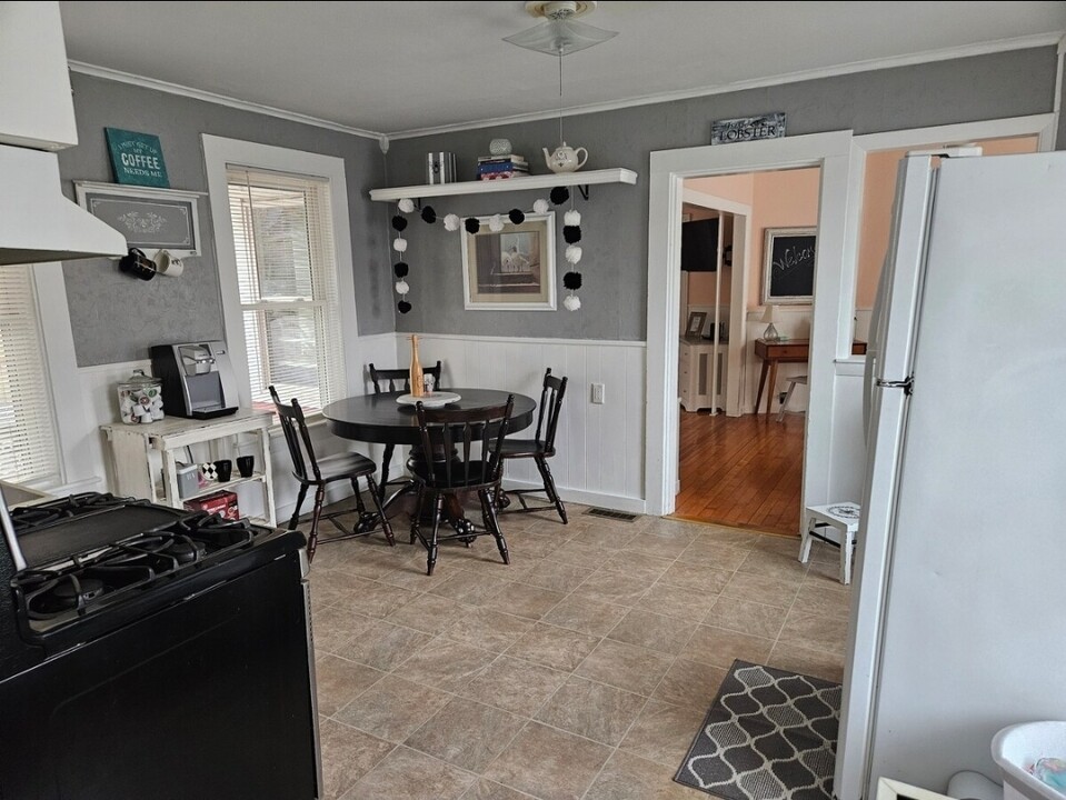 31 Gardner St, Unit 1 in Salisbury, MA - Foto de edificio