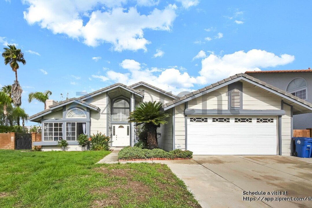 19335 E Branding Iron Rd in Walnut, CA - Foto de edificio