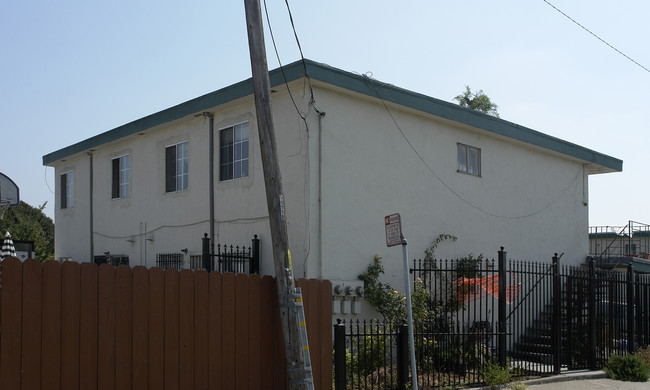 8412 E St in Oakland, CA - Foto de edificio - Building Photo