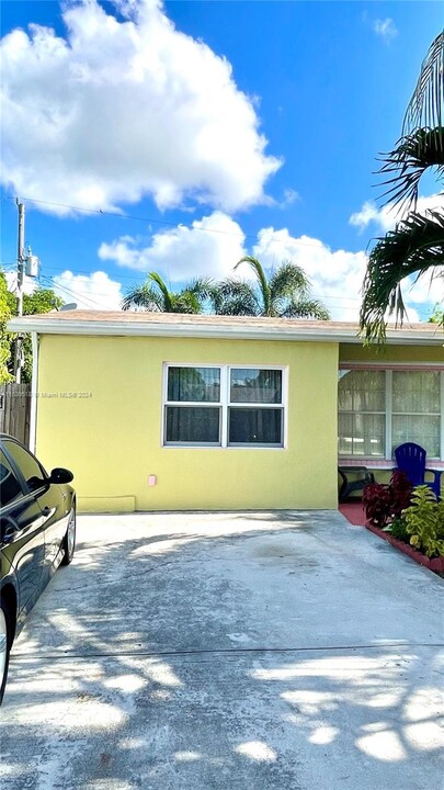 1537 NE 30th Ct in Pompano Beach, FL - Building Photo