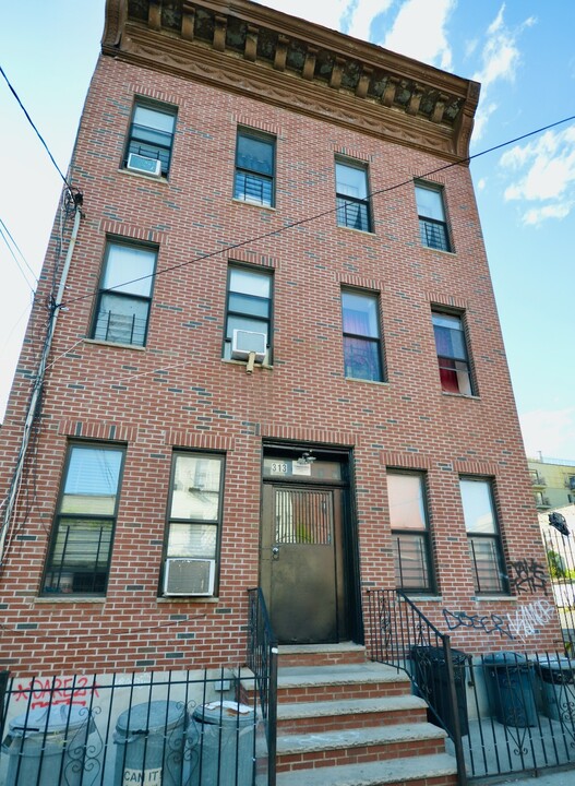 313 Stockholm St in Brooklyn, NY - Building Photo